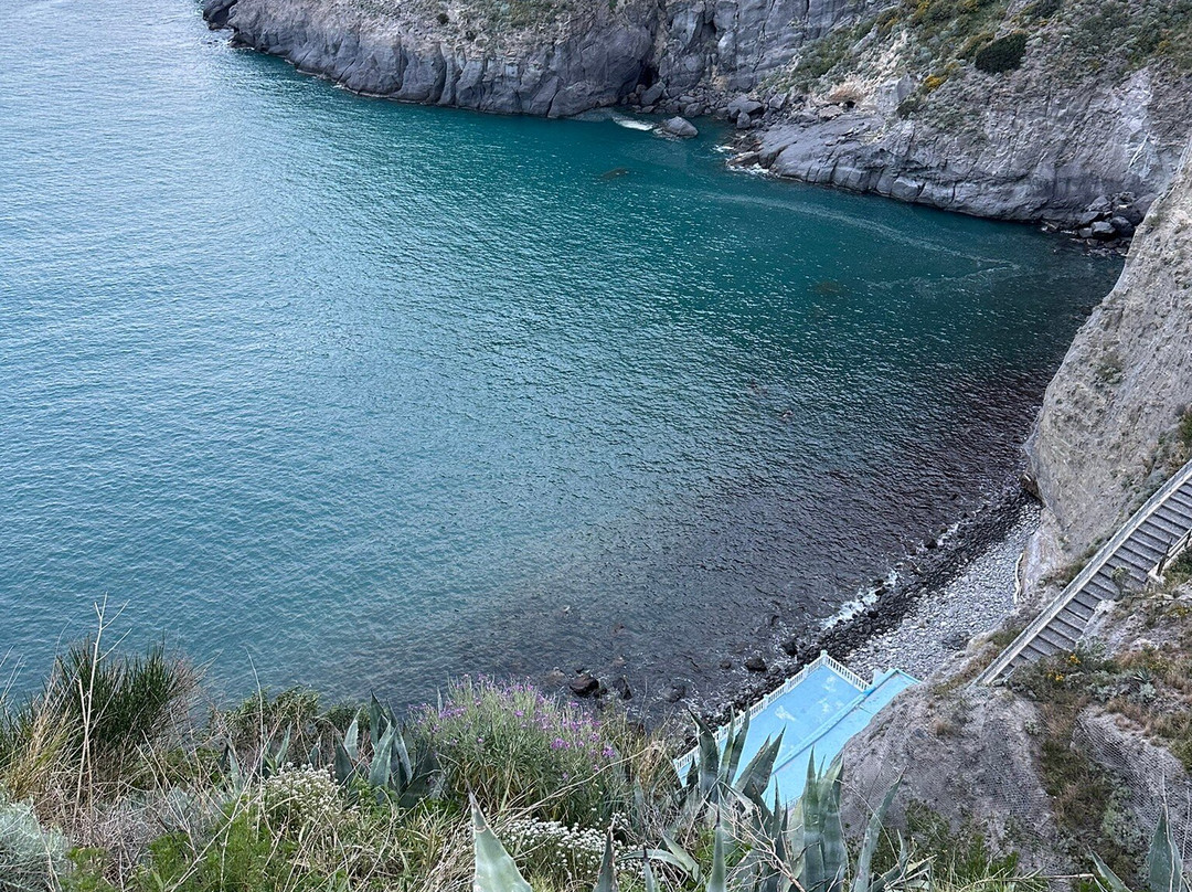 Baia di Sorgeto-Panza必去景点
