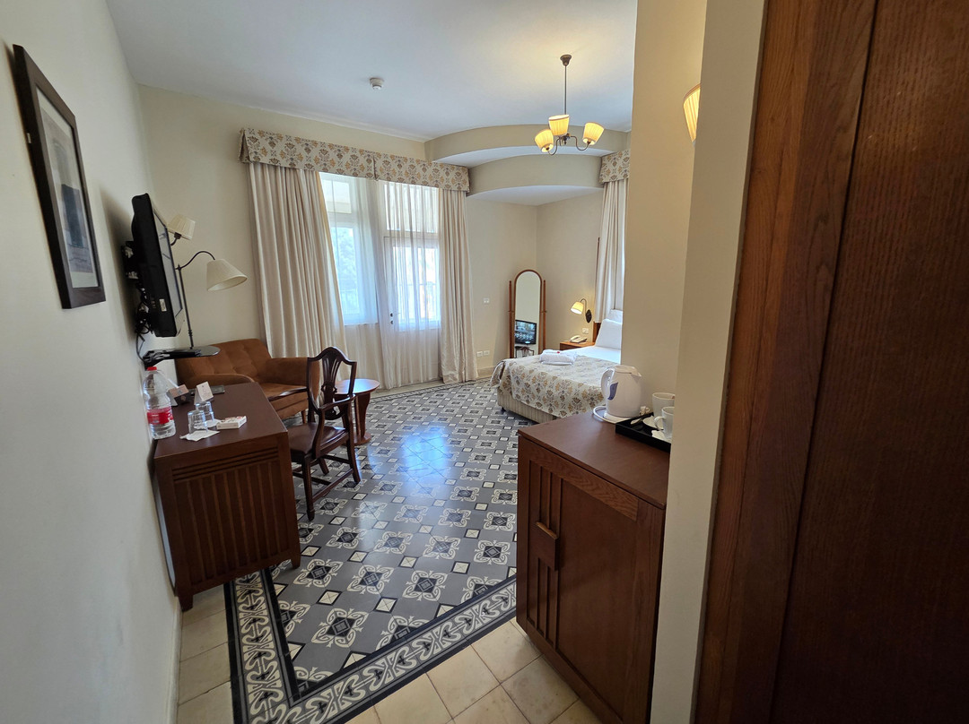 克罗尼酒店主图