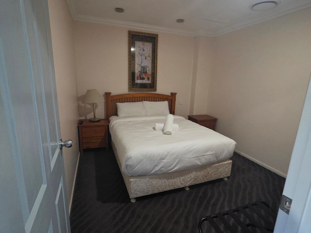 Westside Village Hotel主图