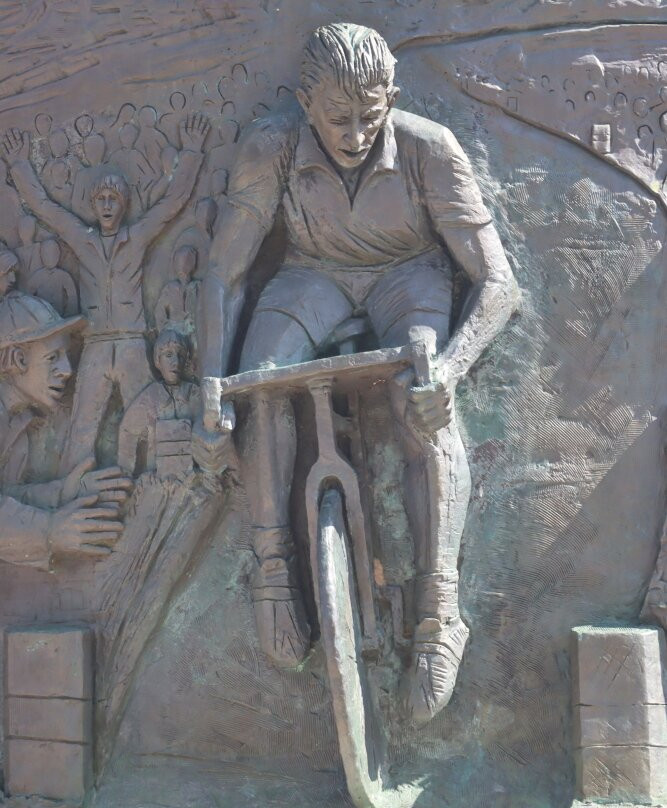 Monumento a Fausto Coppi-卡纳泽伊必去景点