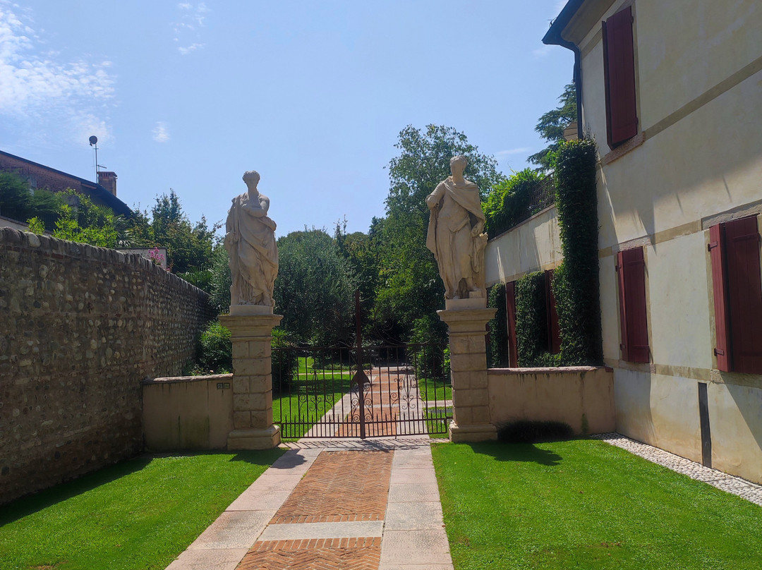 Libreria Palazzo Roberti-巴萨诺－德尔格拉帕必去景点