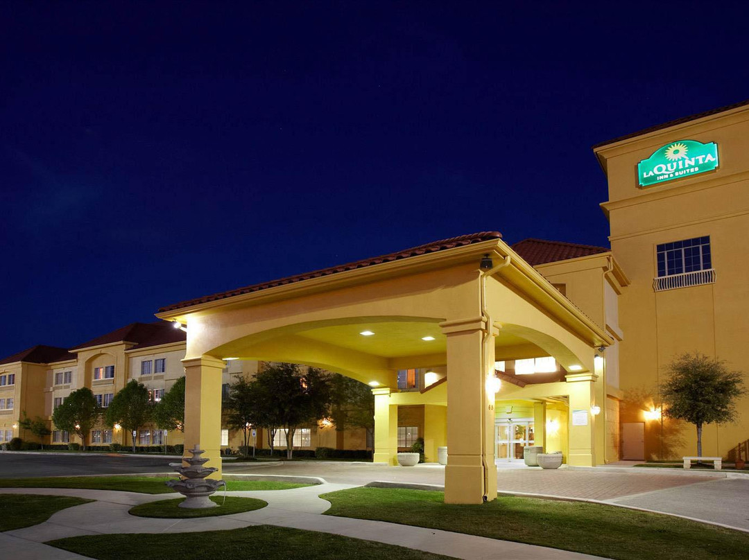 新布劳恩费尔斯拉金塔旅馆&套房酒店