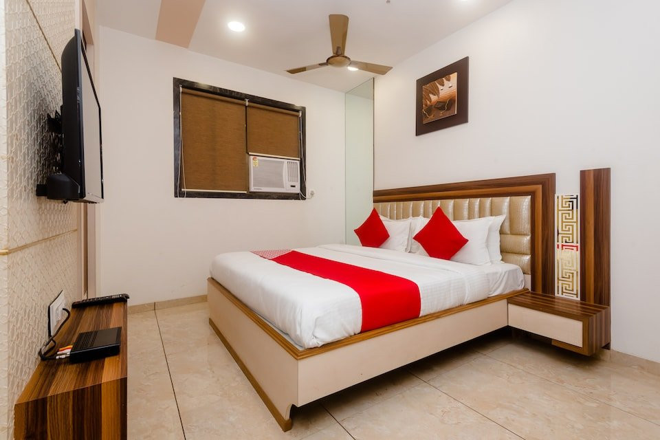 OYO 28111 Hotel Falcon