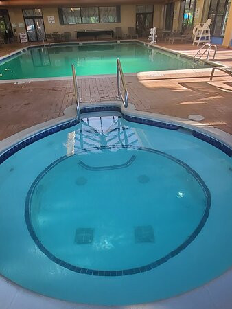 威尔克斯巴里假日酒店主图