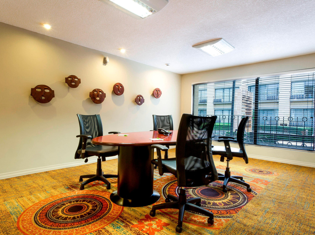 托卢卡机场万怡酒店主图