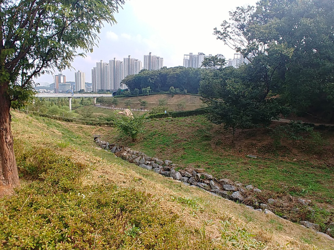 Unjeong Lake Park景点图片