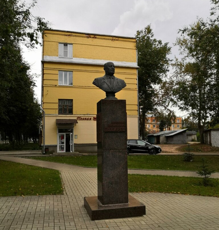 Monument to V.V. Bakhirev-Kovrov必去景点