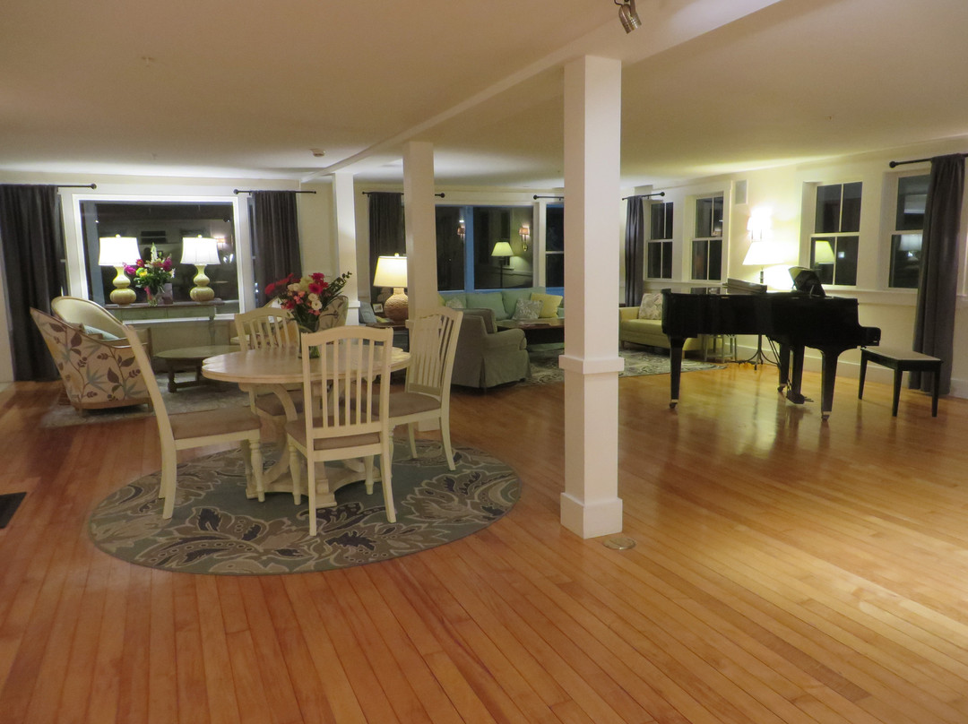 The Colonial Inn主图