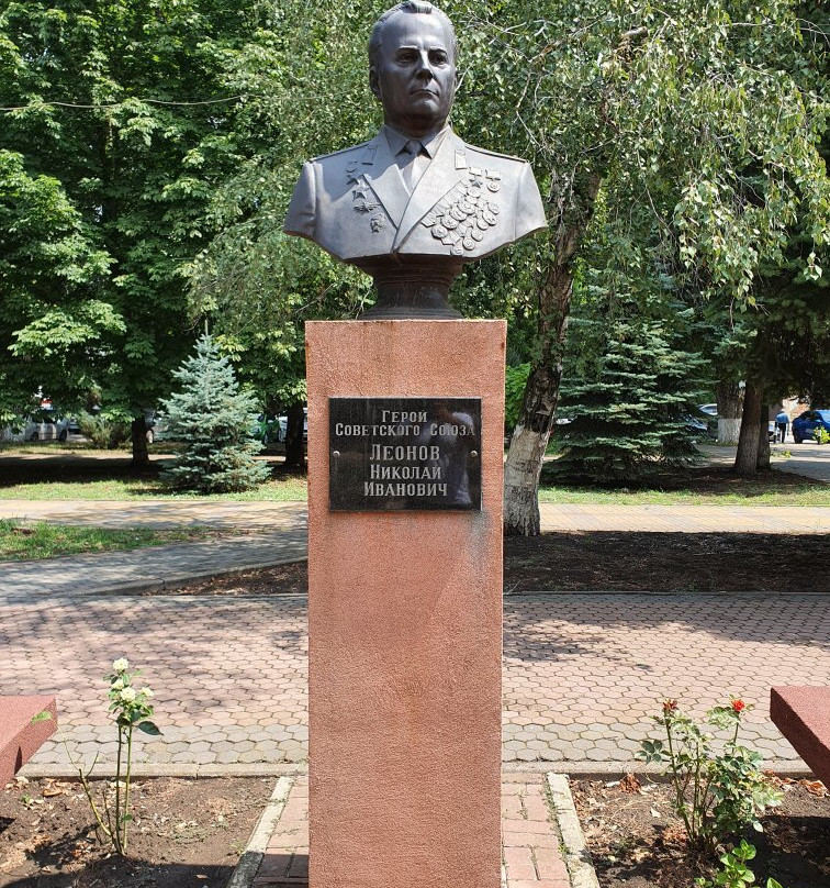 Monument to N.I. Leonov景点图片