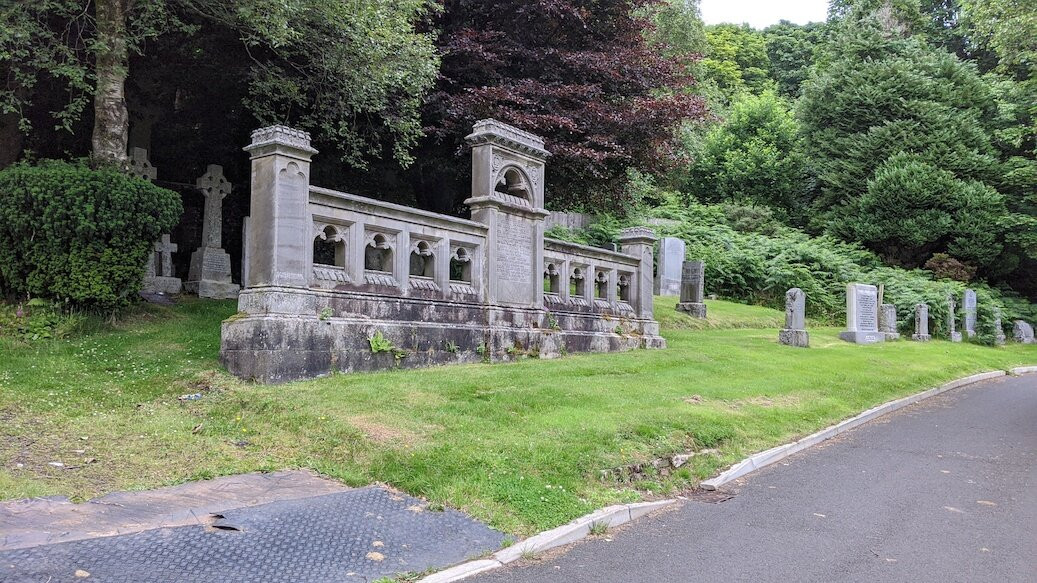Largs Cemetery景点图片
