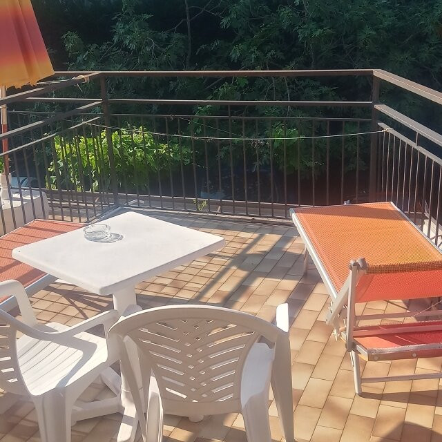 伯纳酒店主图