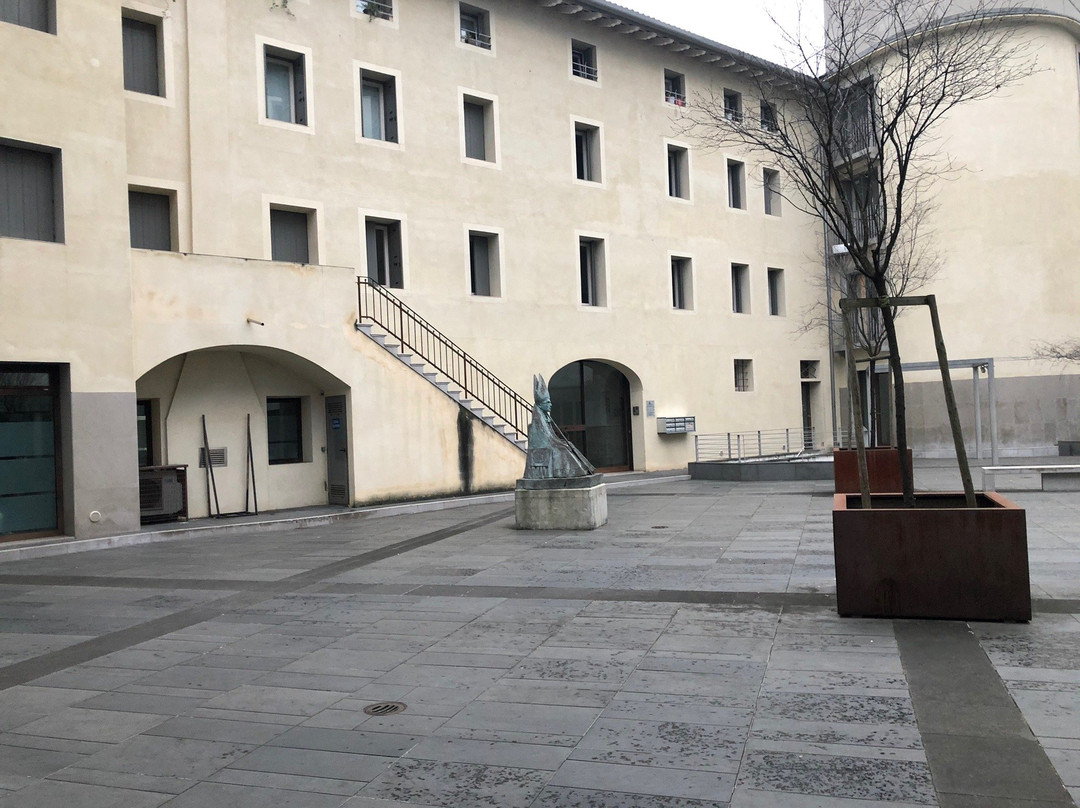 Statua a Monsignore Abramo Freschi Vescovo-波代诺内必去景点