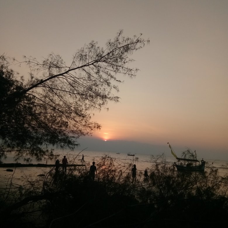 Karang Jahe Beach景点图片