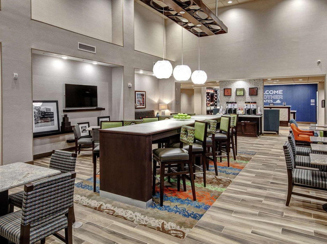 Hampton Inn & Suites Culpeper主图