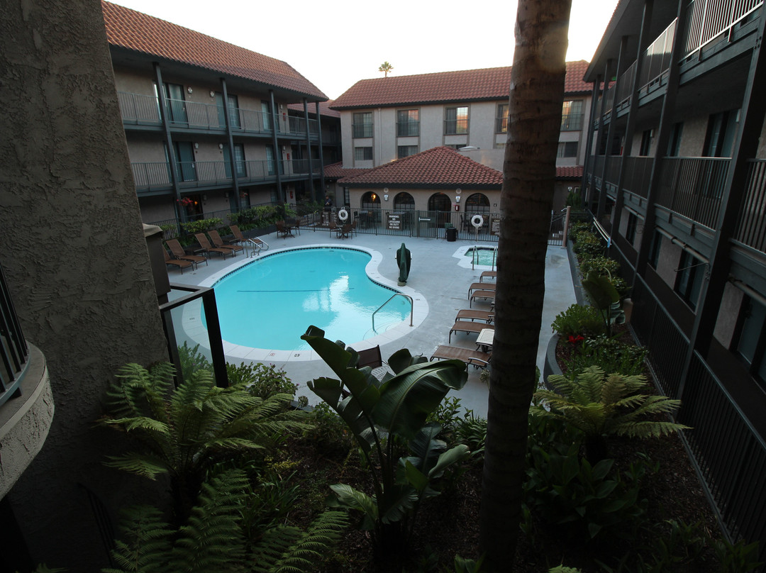 希尔顿隆波克中央海岸大使套房酒店主图