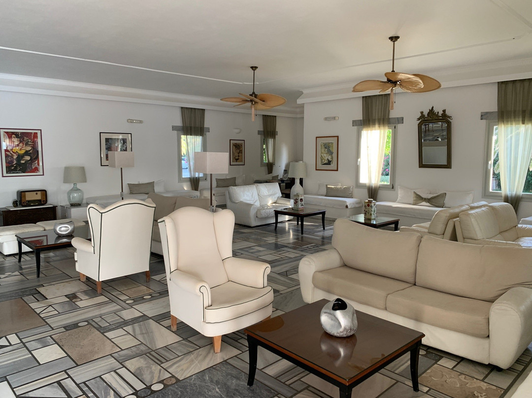 伊利亚度假酒店主图