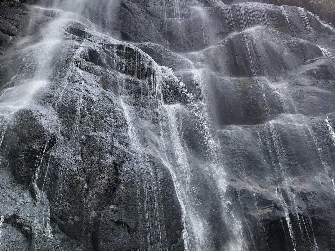 Yasu Waterfall景点图片