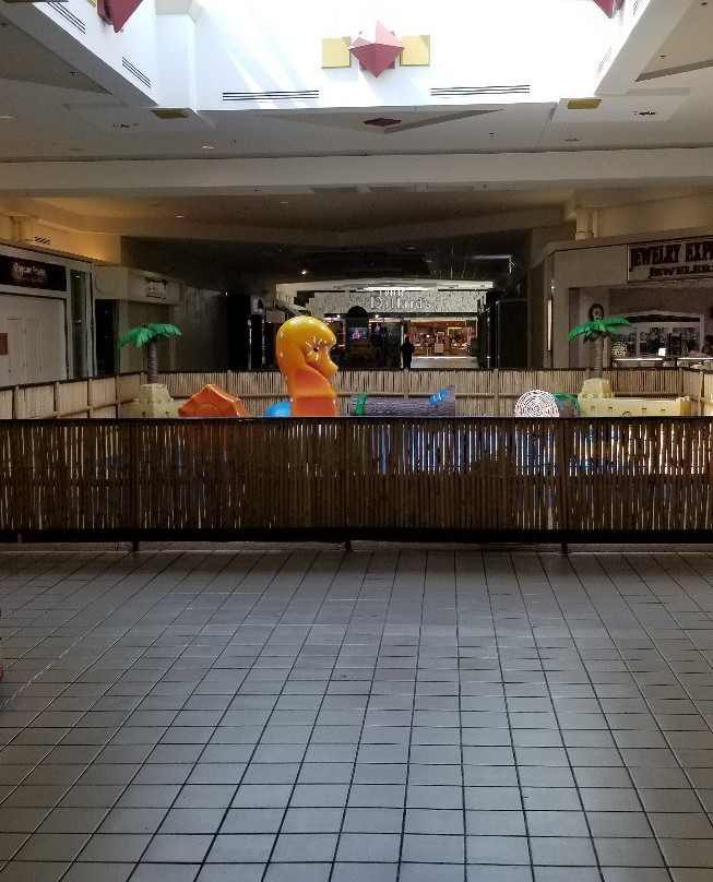 Eagle Ridge Mall-莱克威尔士必去景点