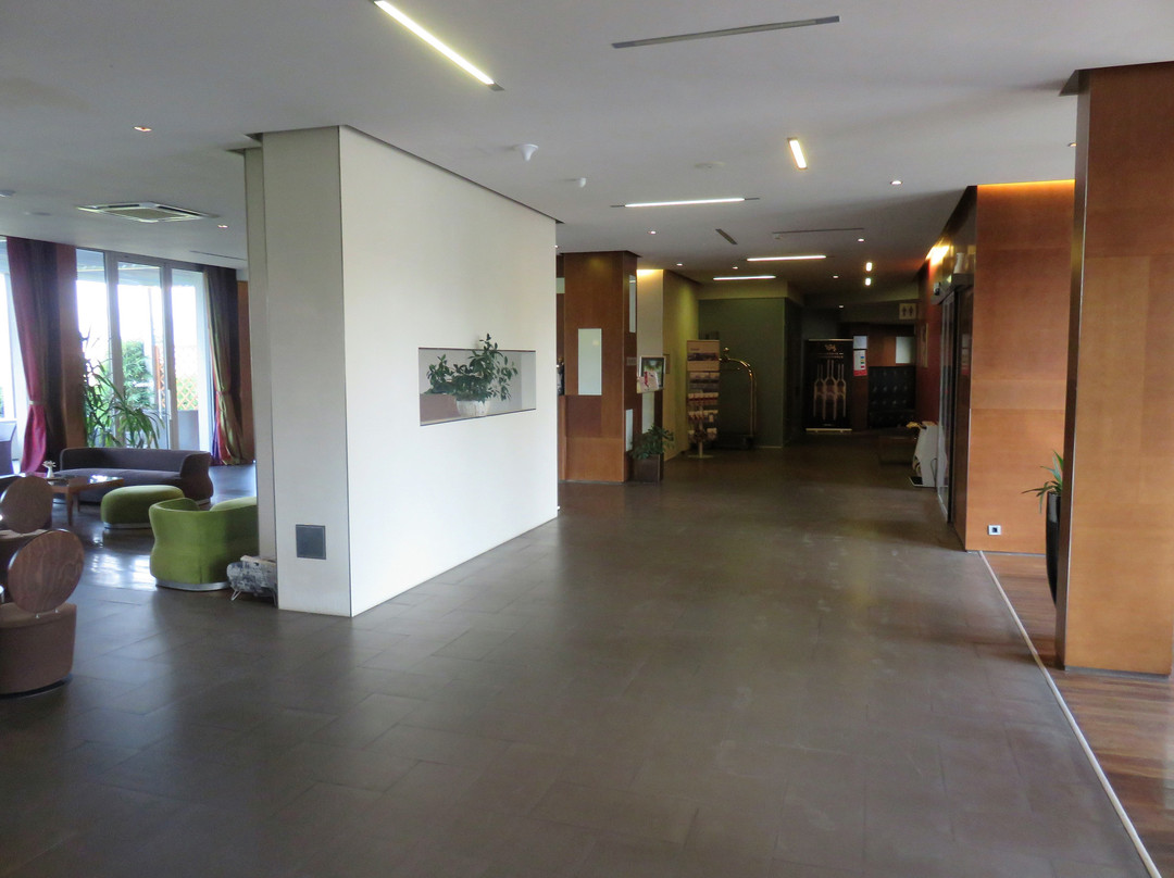 蓝阳卡奇酒店主图