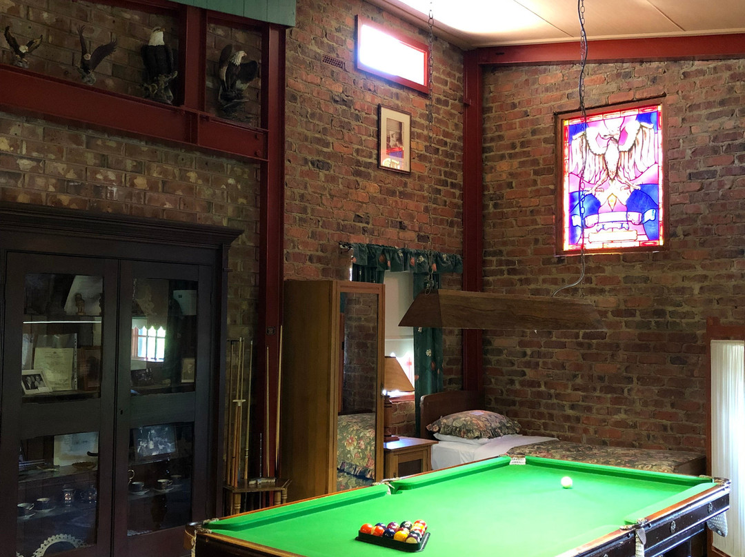 鹰铸造床和早餐主图