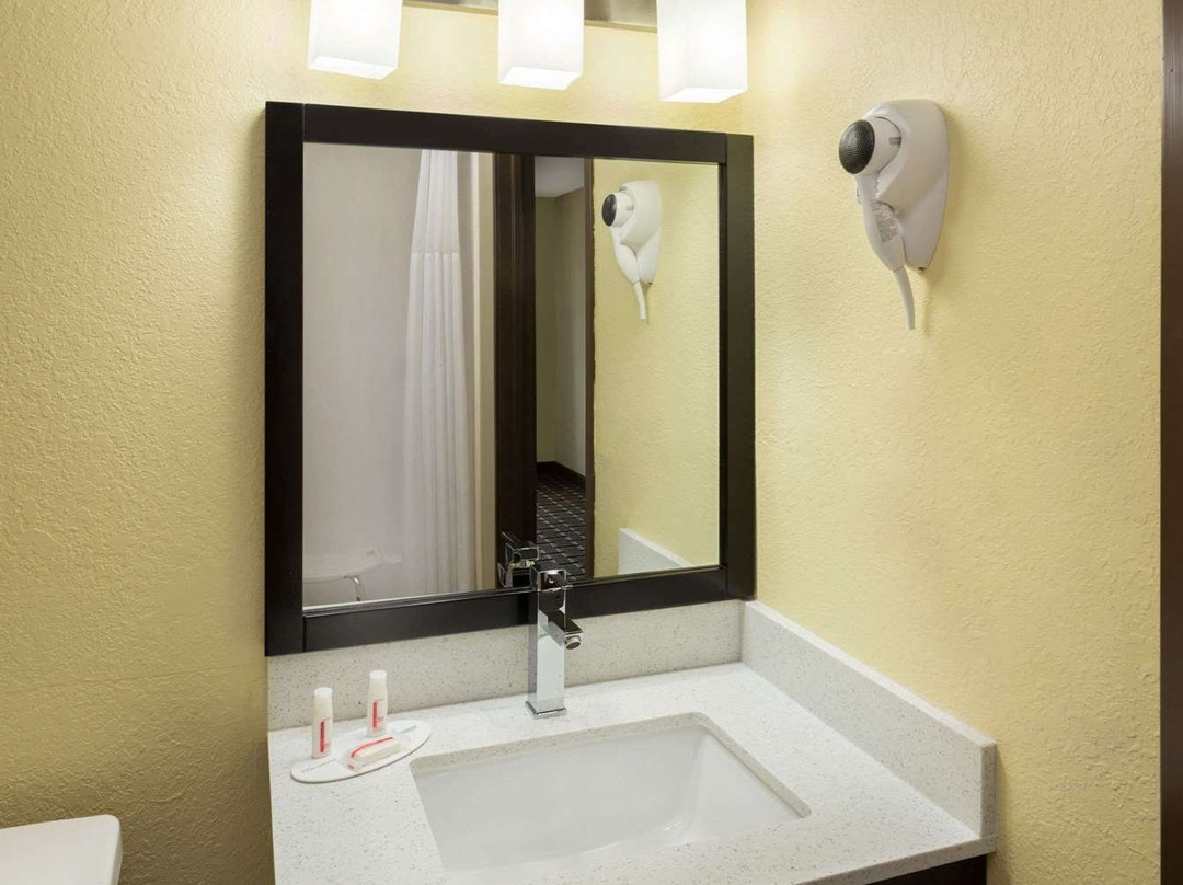 马利耶塔速8酒店主图