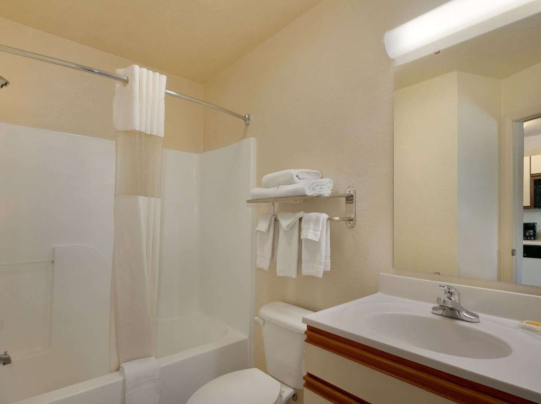 Days Inn & Suites by Wyndham Green Bay WI主图