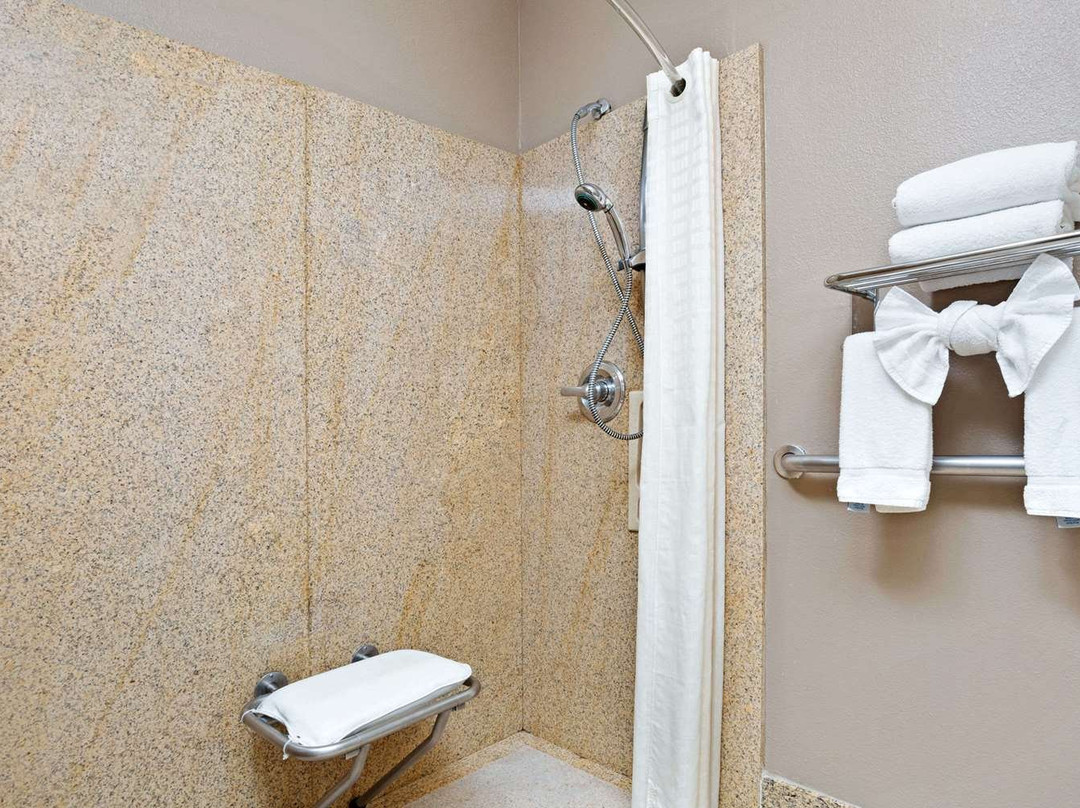 西柯维纳市戴斯酒店主图