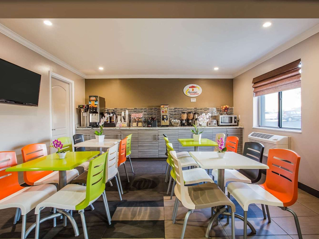 瓦卡维尔速8酒店主图