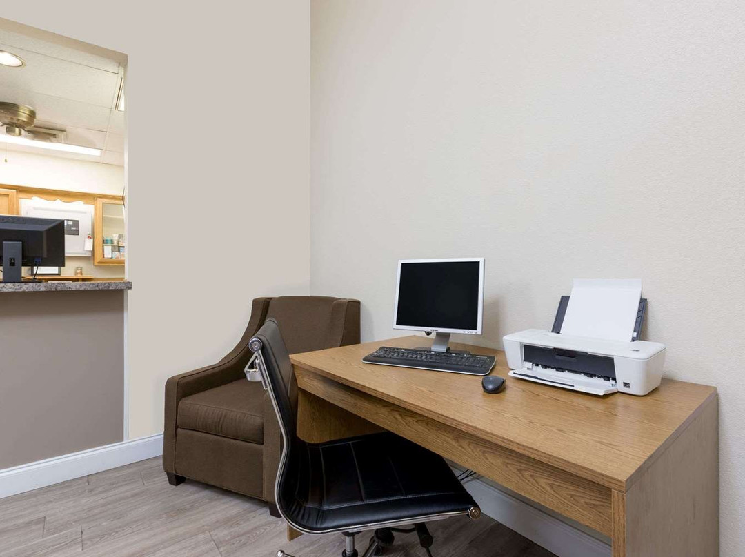 Super 8 by Wyndham Hays KS主图