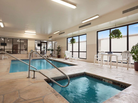 奥罗拉-内珀维尔地区速8酒店主图