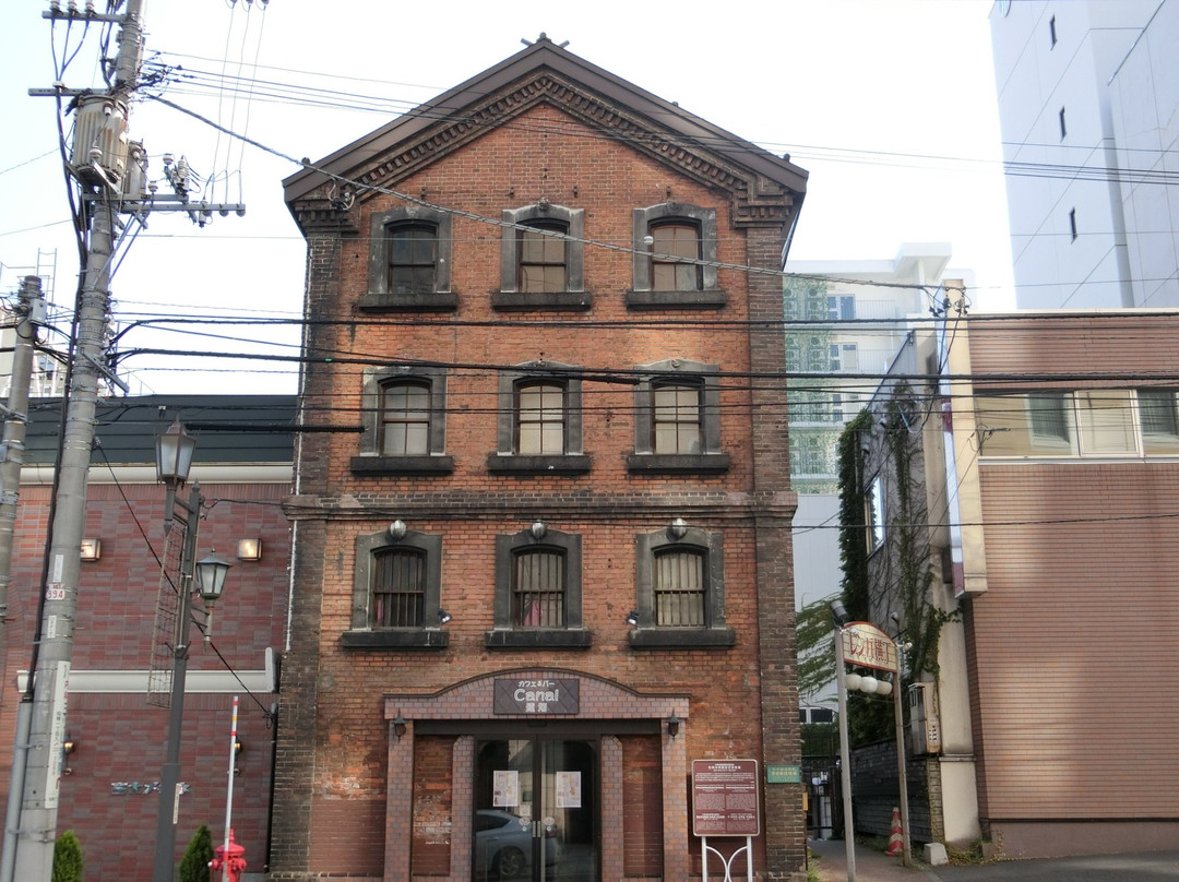 Former Mukai Gofukuya Warehouse-小樽市必去景点