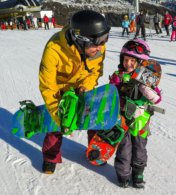 Hotzone School of Snowboarding-加洛斯必去景点