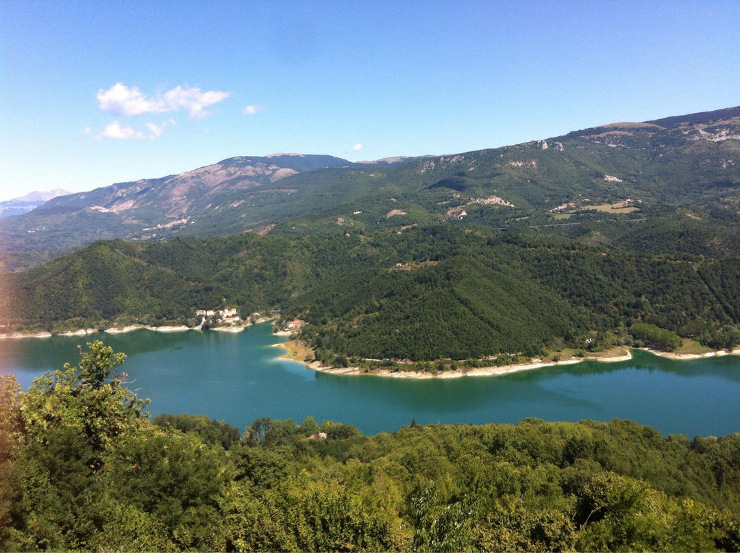 Lago del Salto景点图片