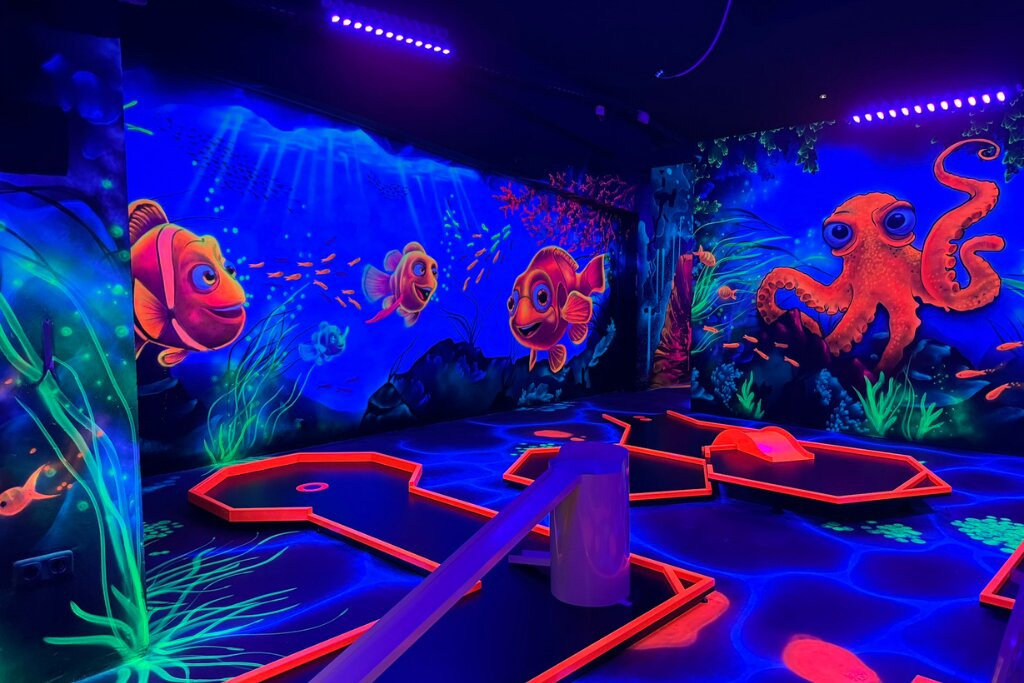 Glowzone 3D Schwarzlicht Minigolf Bielefeld-比勒费尔德必去景点