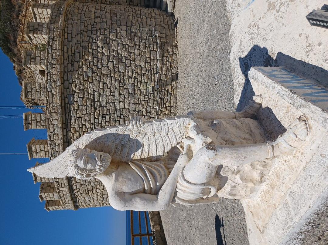 Icaros & Daedalus Statues景点图片