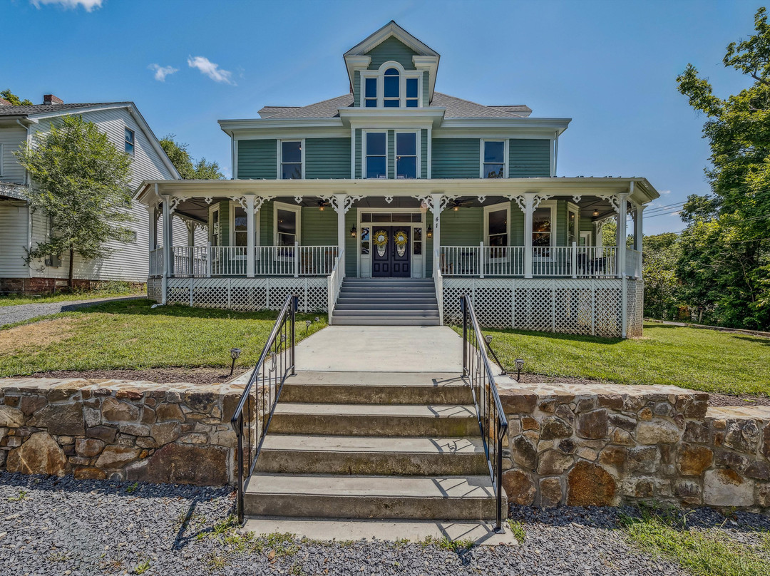 The Grand Castalian Inn Bed And Breakfast
