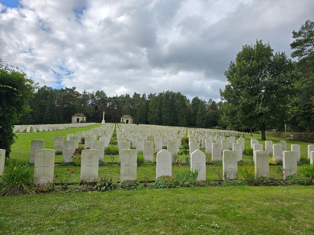 Becklingen War Cemetery-索尔陶必去景点