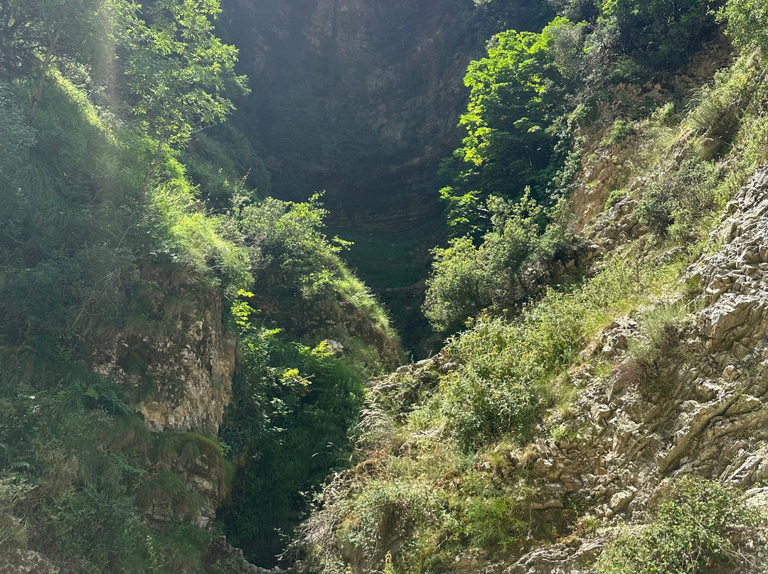 Peshtura Waterfall景点图片