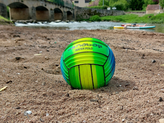 Plage De Messeugne-Savigny-sur-Grosne必去景点