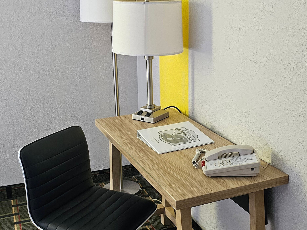 Super 8 by Wyndham Logansport主图