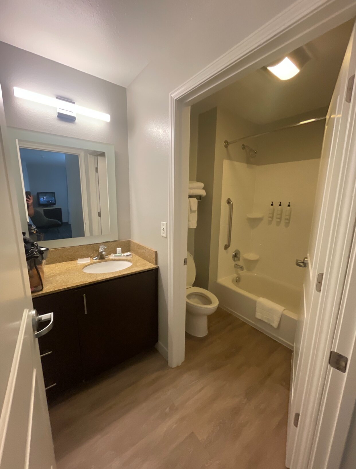 亨廷顿唐普雷斯套房酒店-浴室