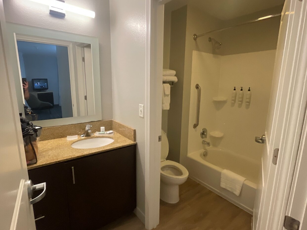 亨廷顿唐普雷斯套房酒店主图