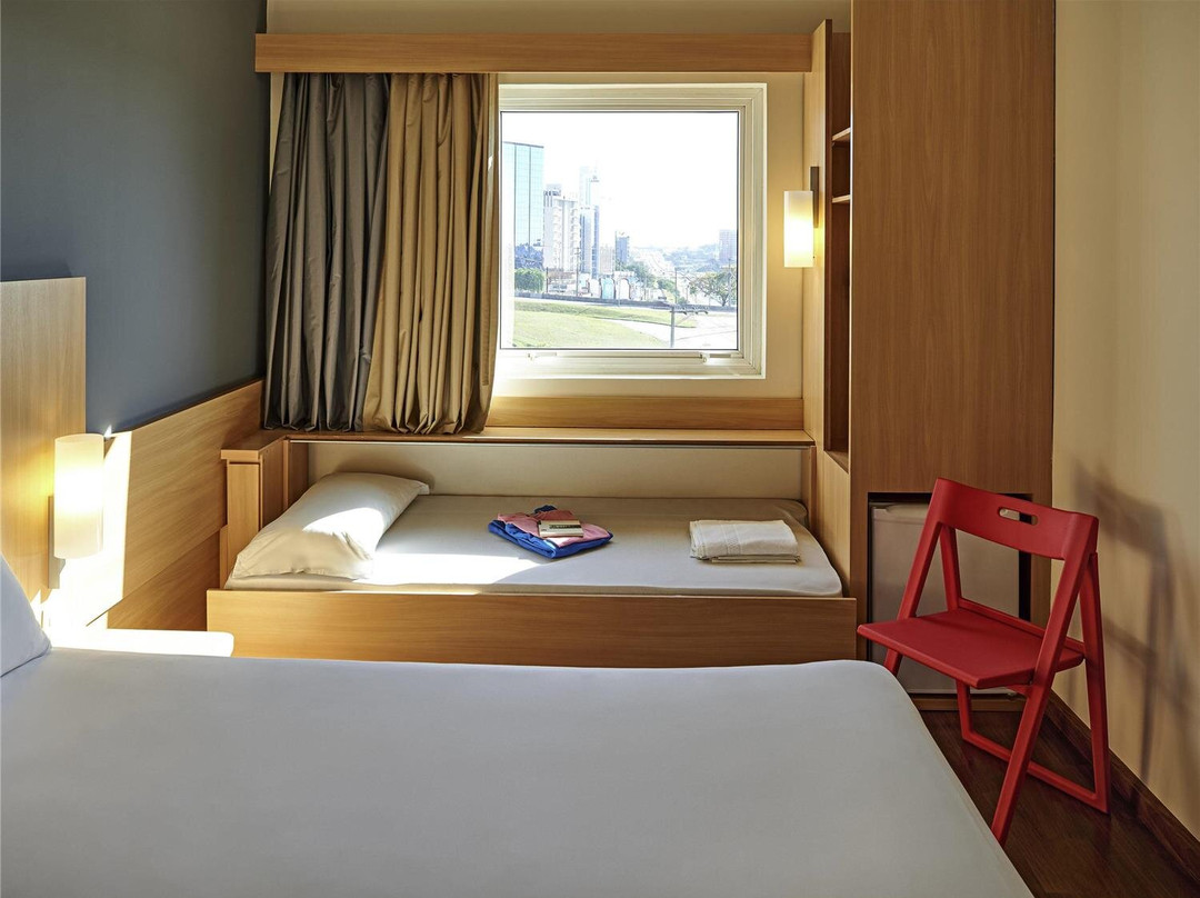 宜必思索罗卡巴酒店主图