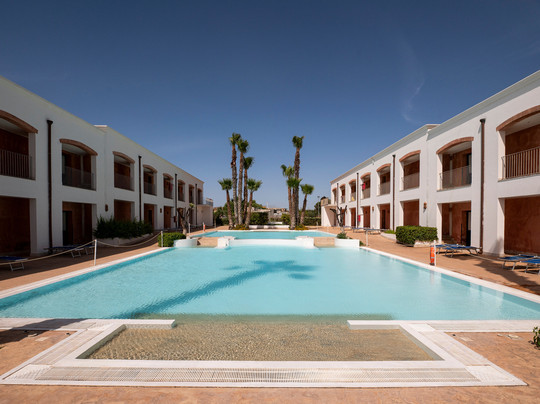 德尔菲诺海滩酒店主图