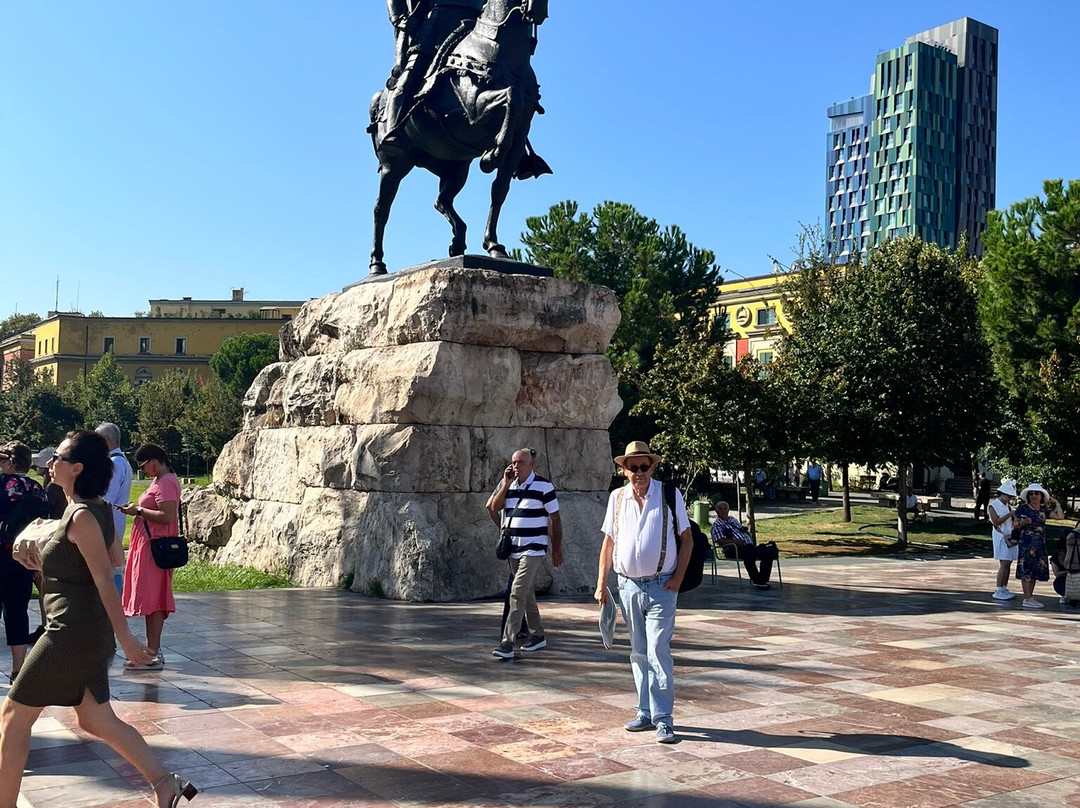 Skanderbeg Statue-地拉那必去景点
