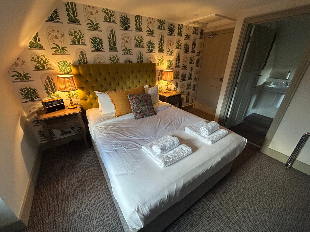 Charming Bedrooms at the Swan Inn Chiddingfold主图