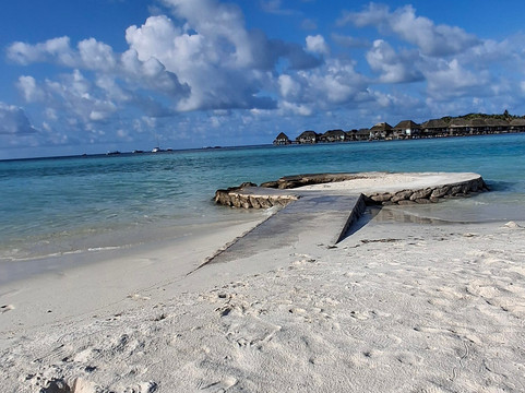 呼拉岛珍珠滩酒店主图