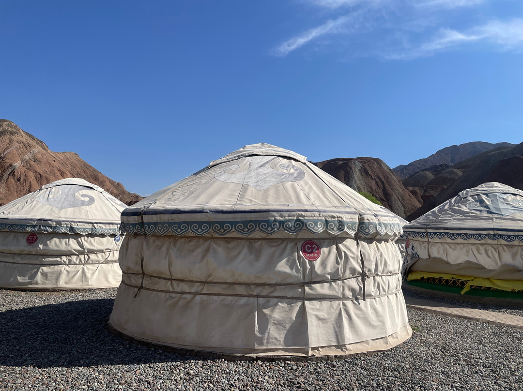 七彩丹霞靠山大营自驾游山庄(七彩丹霞景区店)主图