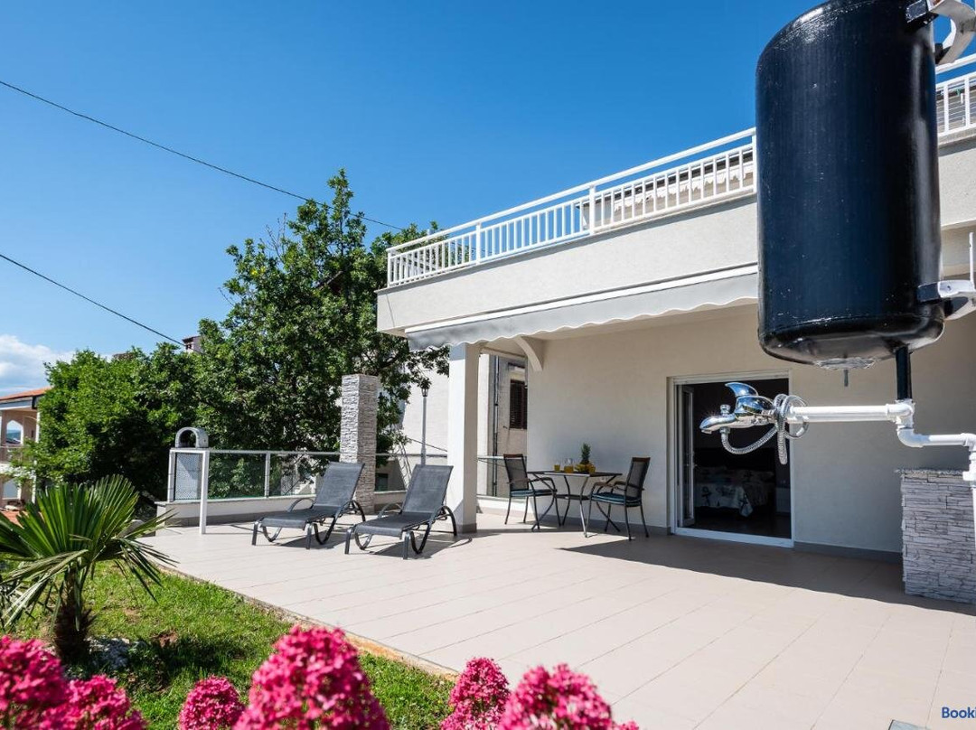 Apartments Omorfia
