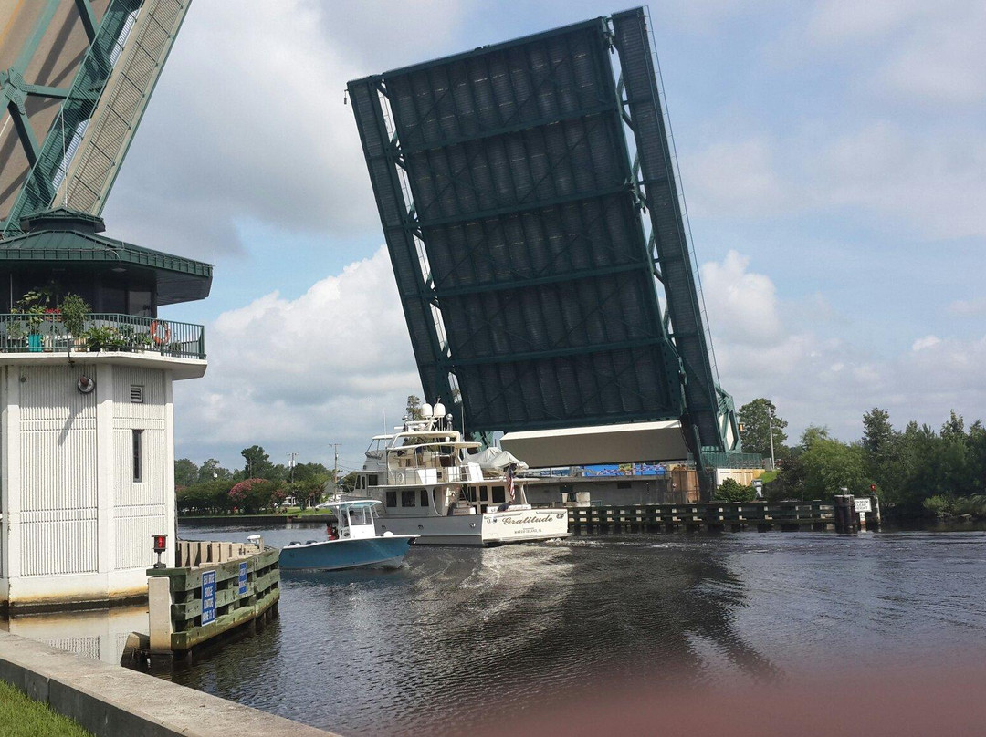 Fentress旅游景点-Big Woodys- Great Bridge